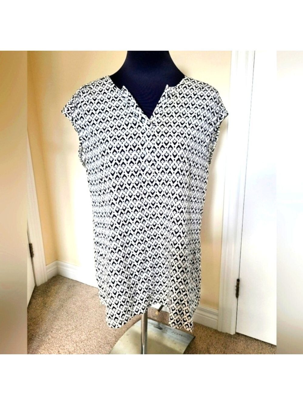 NICOLE MILLER Black & White Sleeveless V neck Top Size Large